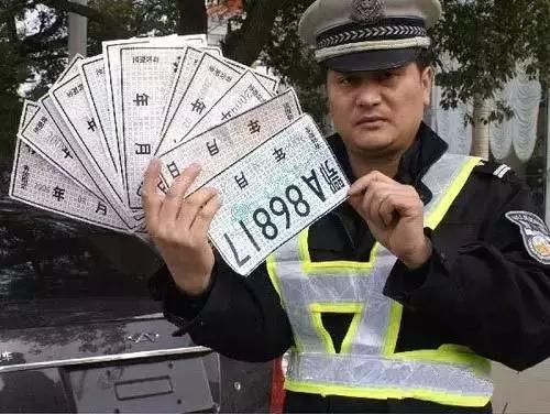 新车挂临牌违法交警没法查处 是真的吗?